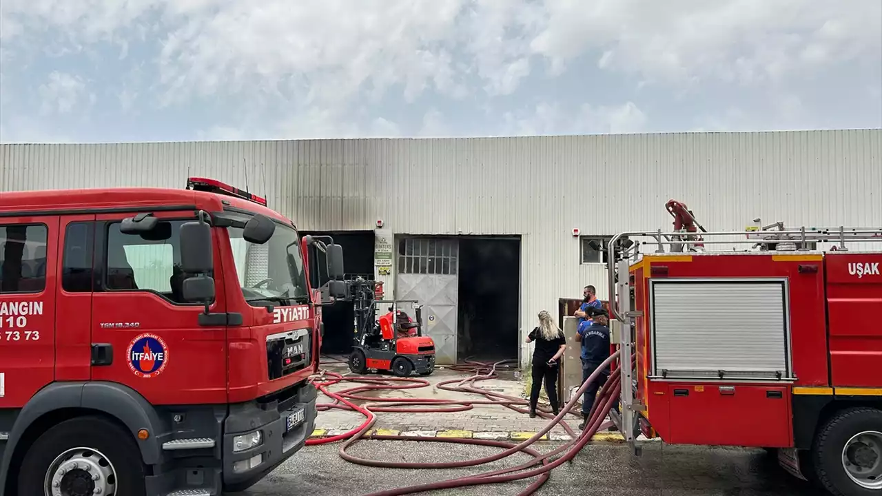 Uşak'ta GİMTEKS Tekstil Fabrikasında Çıkan Yangın Söndürüldü