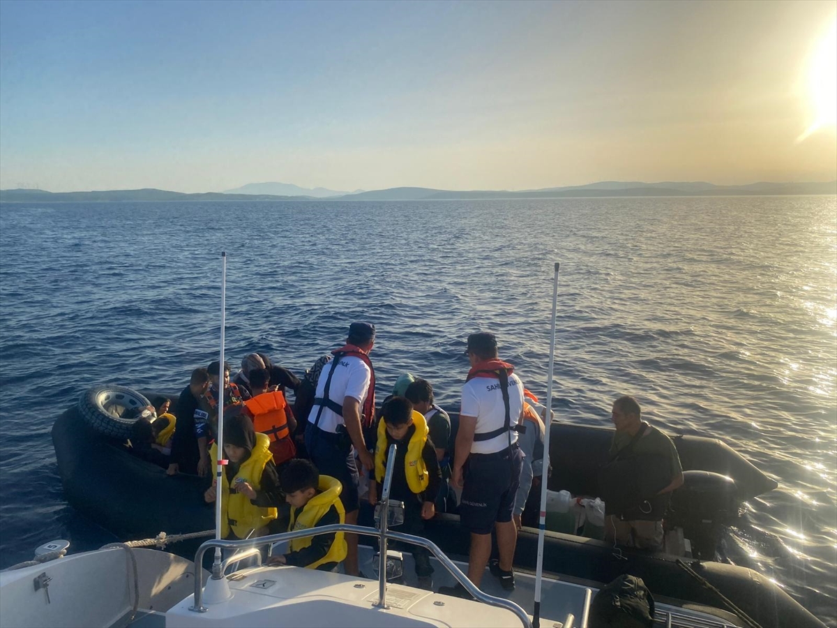 İzmir açıklarında 80 düzensiz göçmen yakalandı