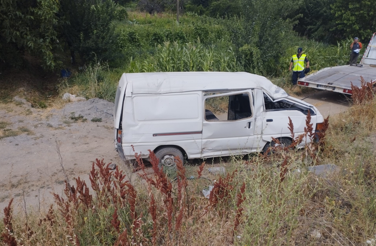 Afyonkarahisar'da kamyonet şarampole devrildi, 5 kişi yaralandı