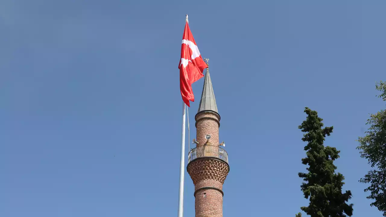 Türk Bayrağı’na Yapılan Saygısızlığa Uşak'ta Sert Tepki: Bayrak Asıldı