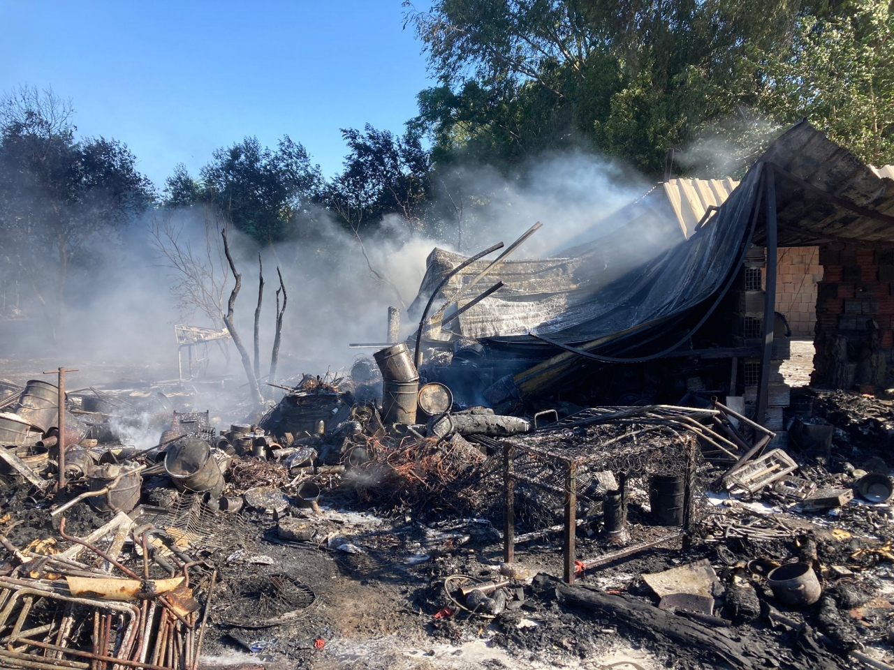 Bodrum'da hurdalıkta başlayıp iş yerine sıçrayan yangın söndürüldü