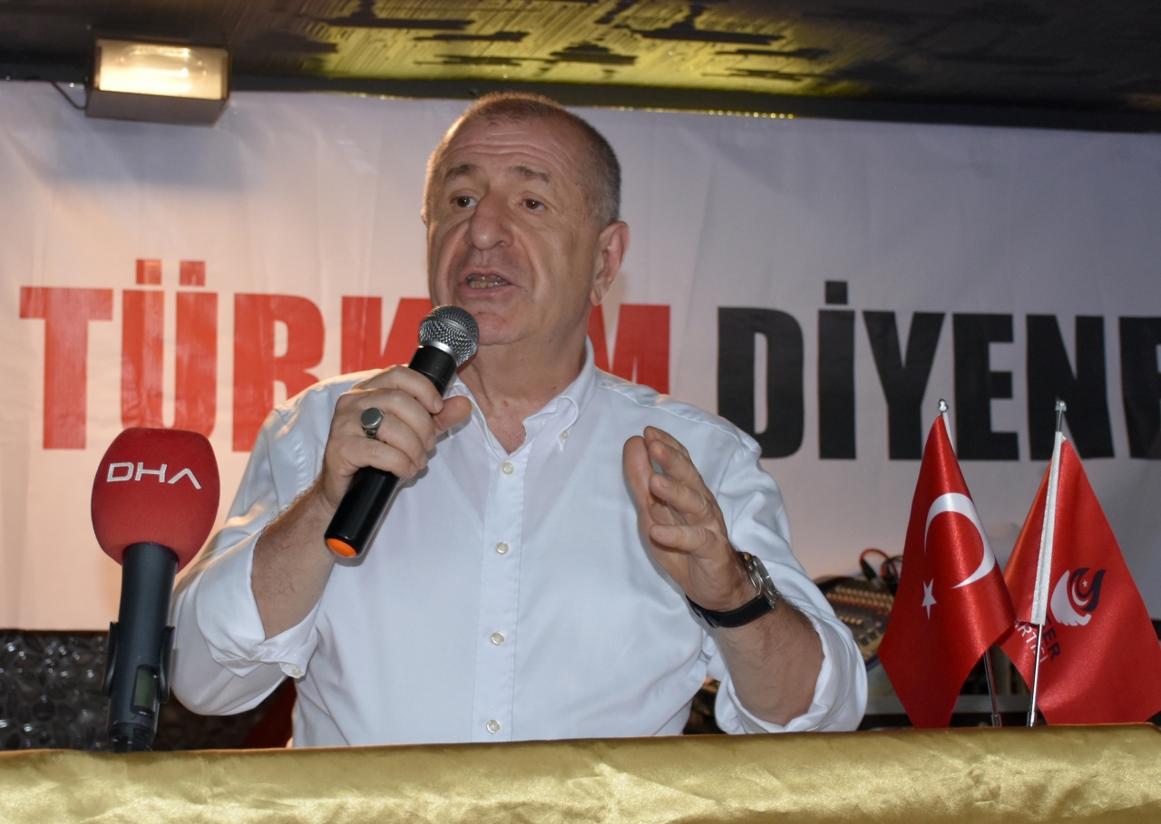 Zafer Partisi Genel Başkanı Ümit Özdağ, İzmir'de partililerle bir araya geldi