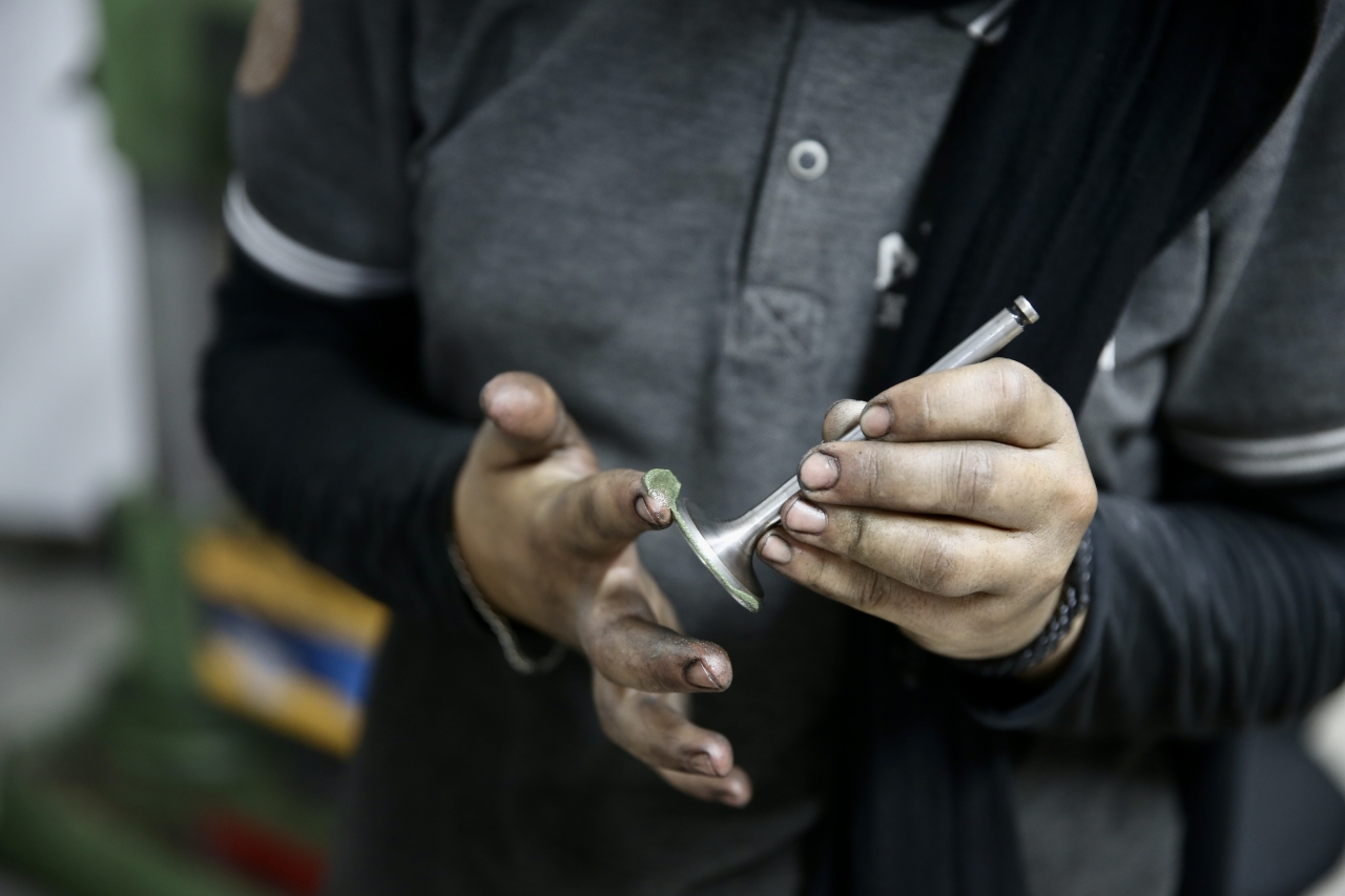 Fethiye'de yaşayan 14 yaşındaki Cemre, motor kapağı taşlama ustası babasına çıraklık ediyor