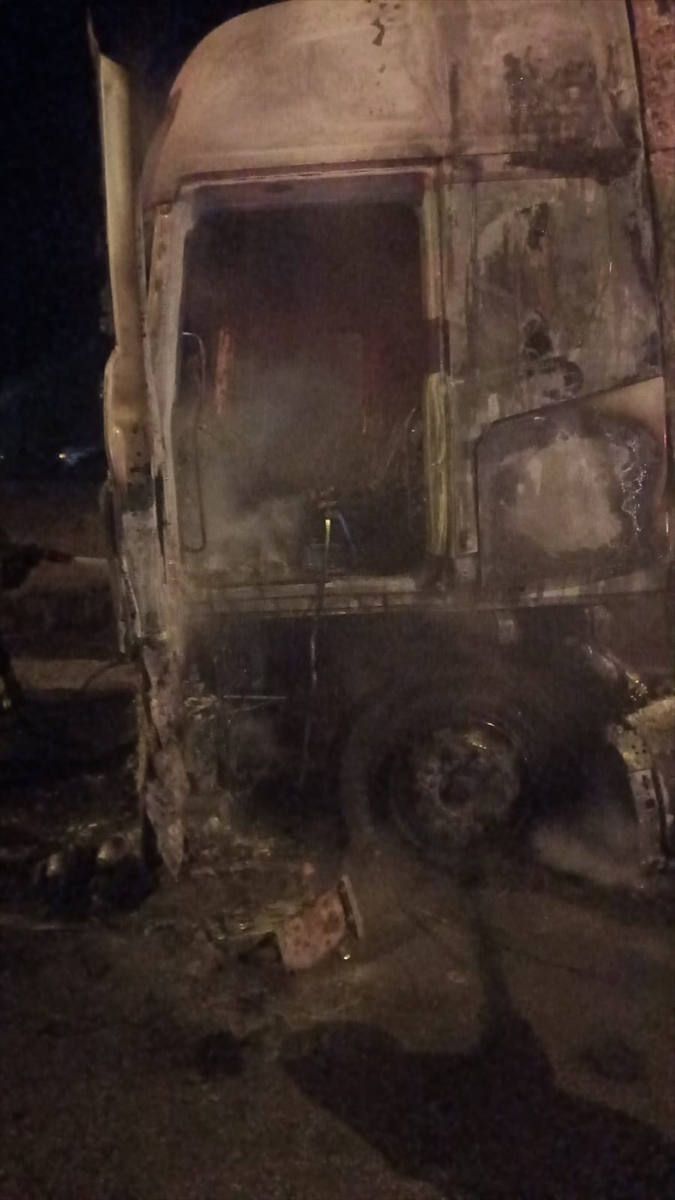 Afyonkarahisar'da seyir halindeyken yanmaya başlayan tır söndürüldü