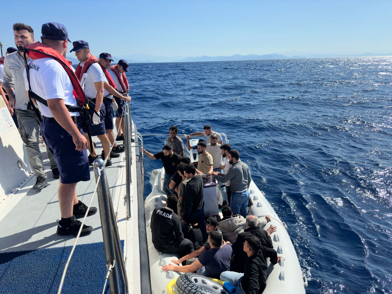 Muğla açıklarında sürüklenen bottaki 26 düzensiz göçmen kurtarıldı
