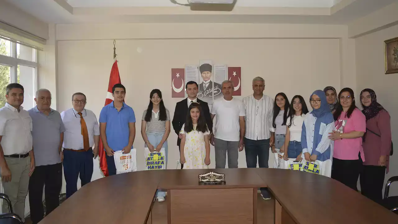 Karahallı’da Lgs’de Dereceye Giren Öğrenciler Ödüllendirildi