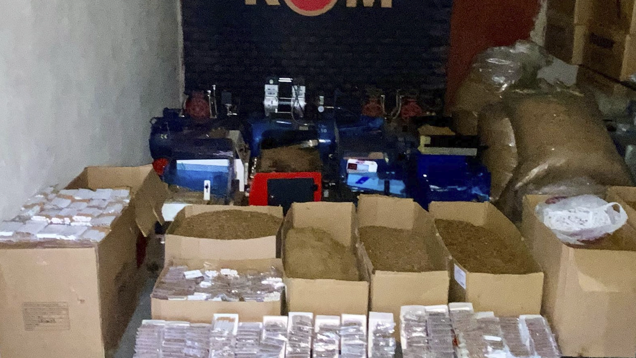İzmir'de düzenlenen kaçakçılık operasyonlarında 52 kişi hakkında adli işlem yapıldı