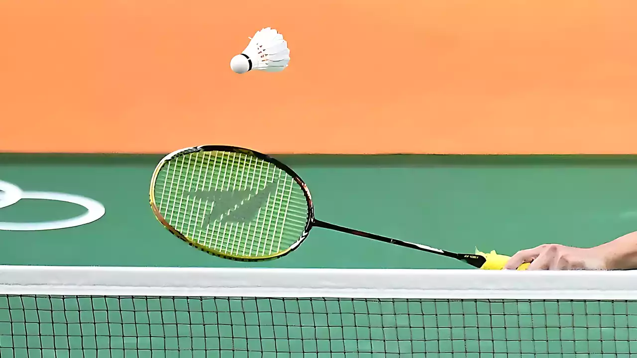 Genç sporcular Pamukkale travertenleri üzerinde badminton oynadı
