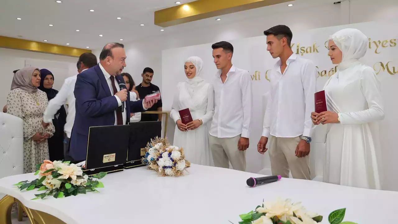 İkizler, İkizlerle Evlendi! Nikahı Uşak Belediye Başkanı Yalım Kıydı