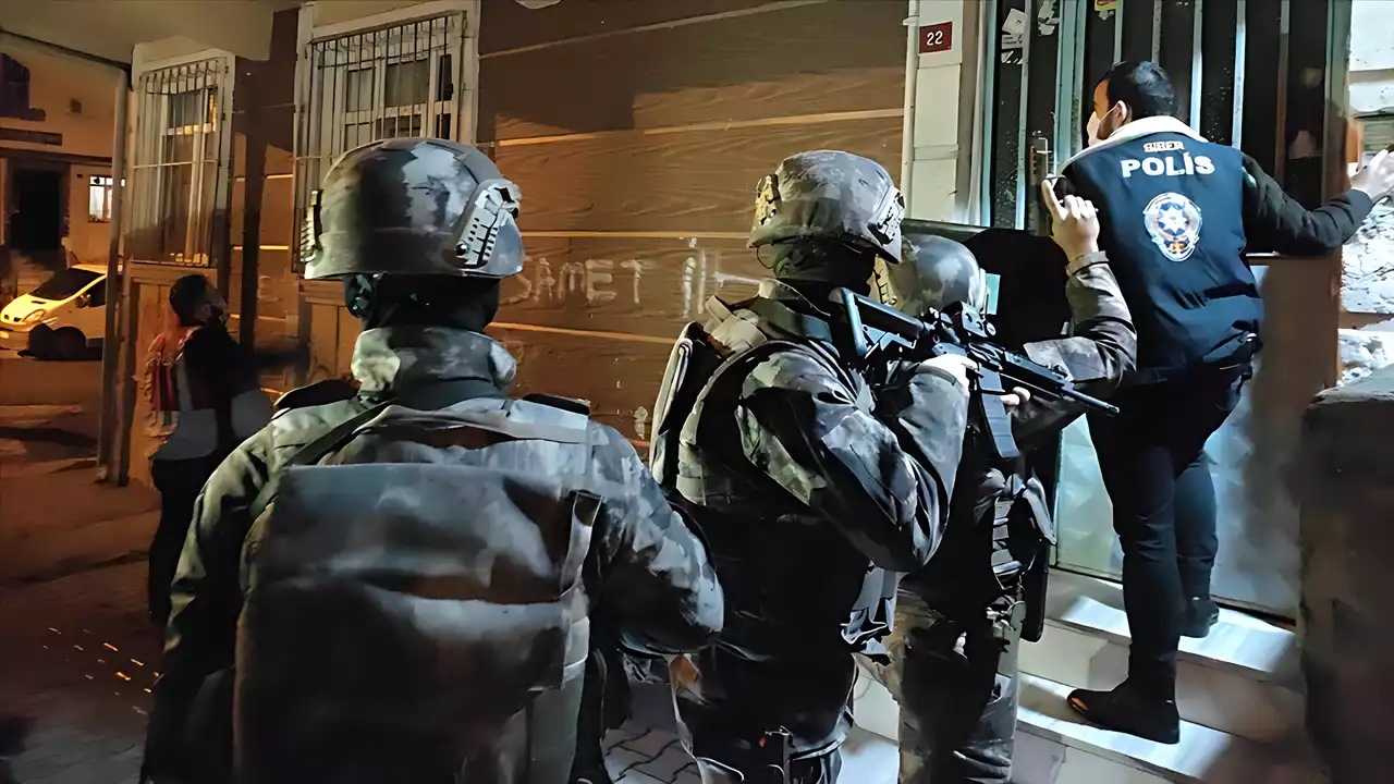 İzmir'de yasa dışı bahis operasyonunda sosyal medya fenomeni gözaltına alındı