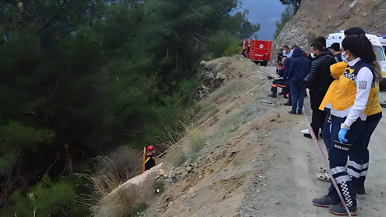 Muğla'da uçuruma devrilen otomobilin kadın sürücüsü halat yardımıyla kurtarıldı