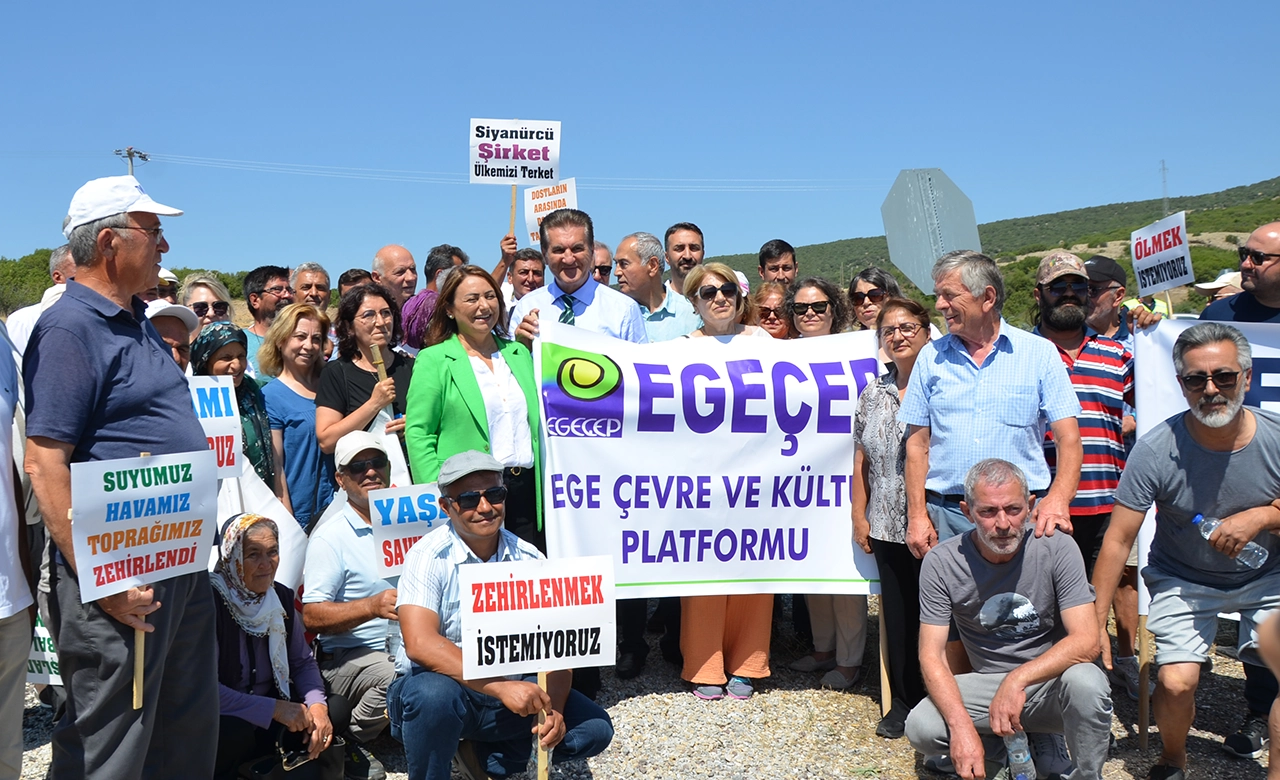 Uşaklı Köylüler Komisyonun Önünü Kesti: "Madeni Kapatın!"