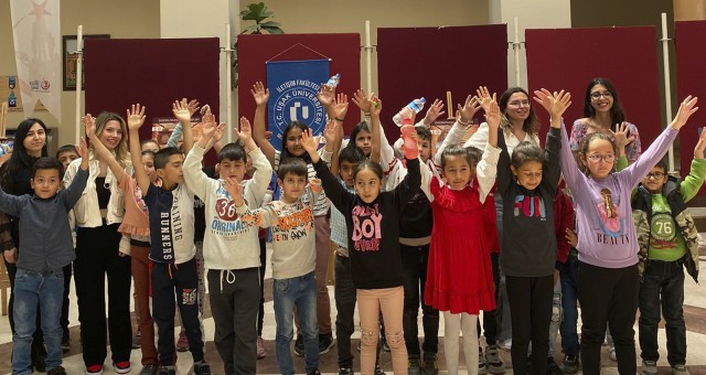UŞAK ÜNİVERSİTESİ ÖĞRENCİLERİNİN  “MİNİK KALPLERİN SOSYALLEŞMESİ” PROJESİ DEVAM EDİYOR