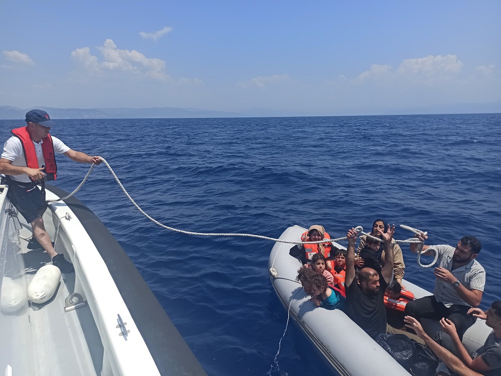 İzmir açıklarında 15 düzensiz göçmen kurtarıldı, 88 göçmen yakalandı