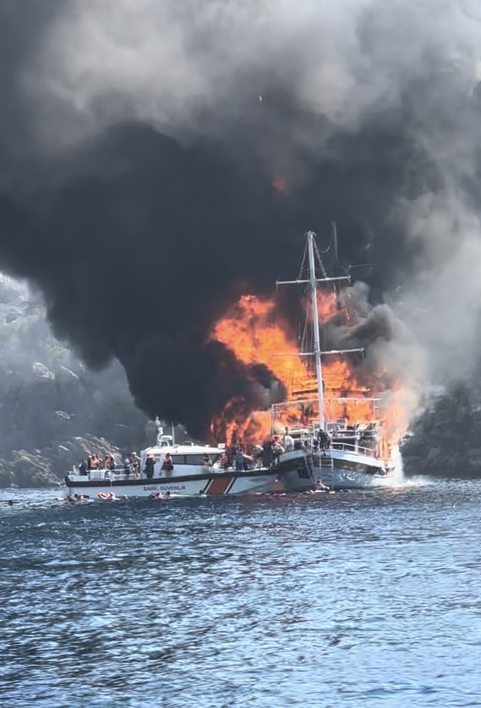 GÜNCELLEME - Marmaris'te tur teknesinde çıkan yangında 14 kişi yaralandı
