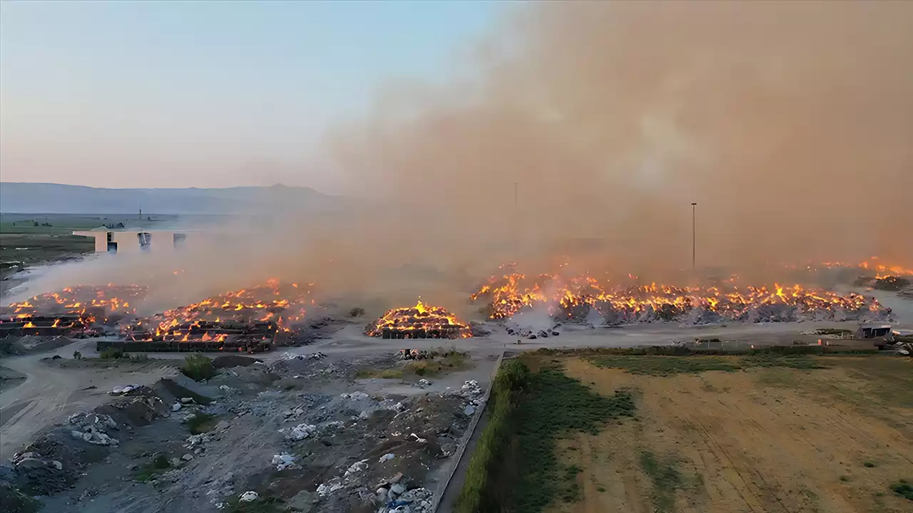 Aydın'da kağıt fabrikasında çıkan yangın 4. gününde devam ediyor