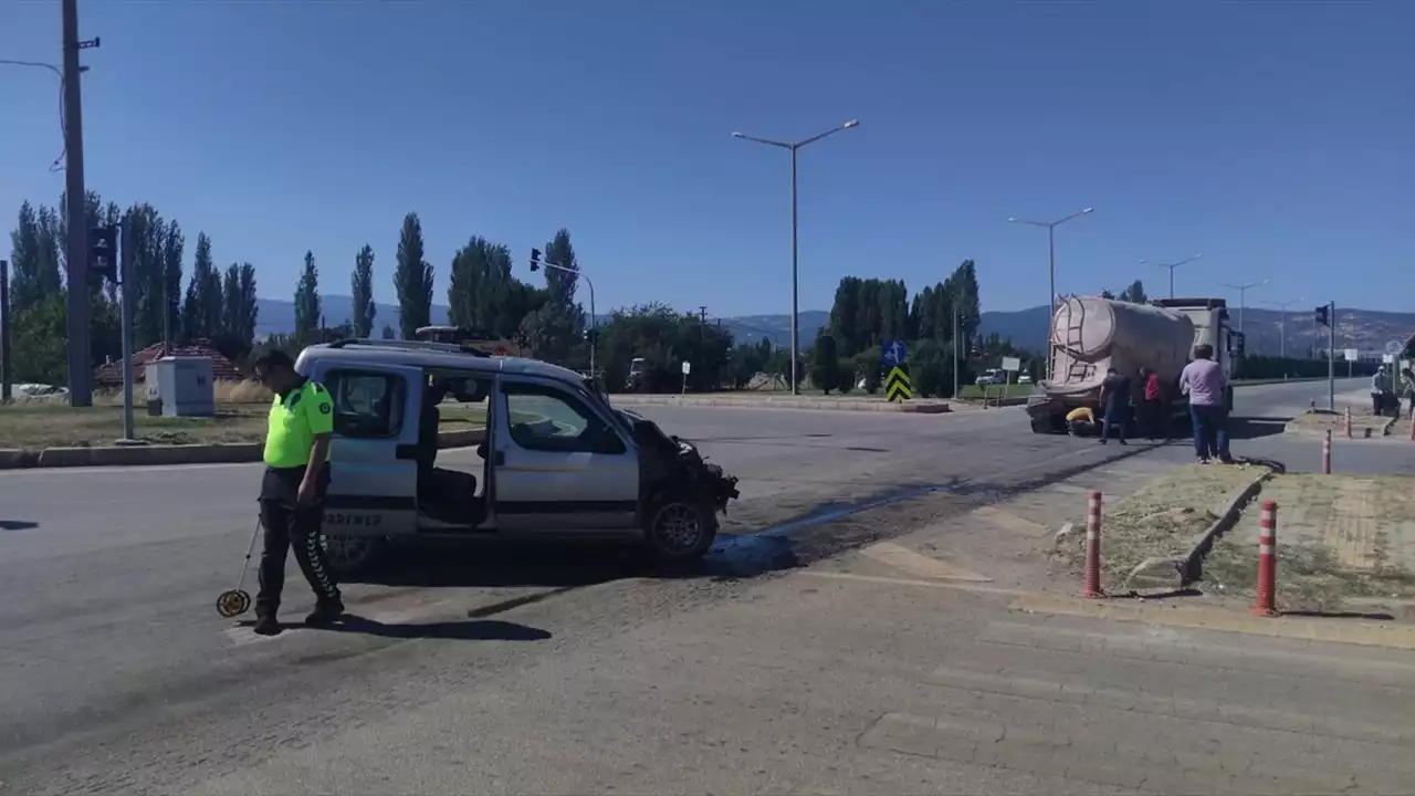 Denizli'de iki otomobilin çarpıştı: 6 yaralı !