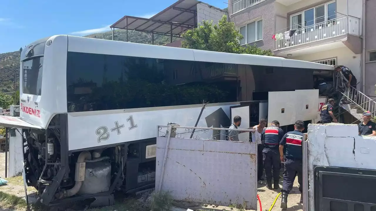 Aydın'da yolcu otobüsünün eve çarpması sonucu 1 kişi öldü