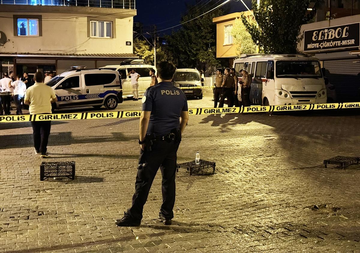 İzmir'de silahlı ve bıçaklı kavgada 4 kişi yaralandı