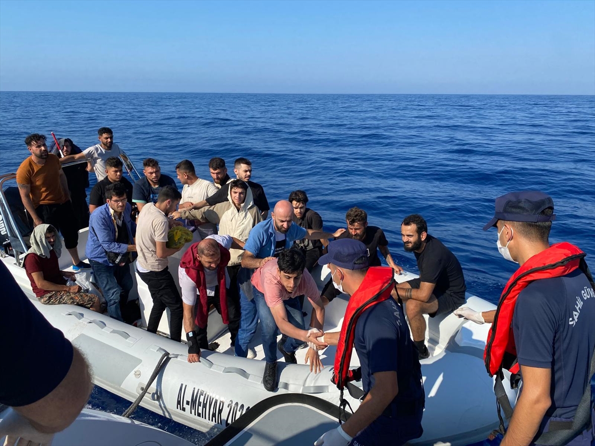 Yunanistan unsurlarınca geri itilen 25 göçmen, Fethiye açıklarında kurtarıldı
