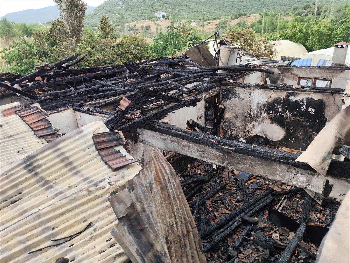 Muğla'da yangın çıkan ev kullanılamaz hale geldi