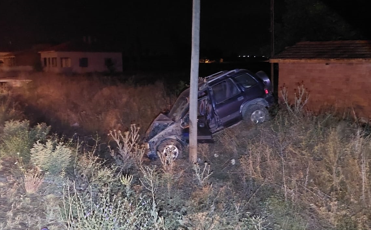 Afyonkarahisar'da devrilen otomobildeki 6 kişi yaralandı