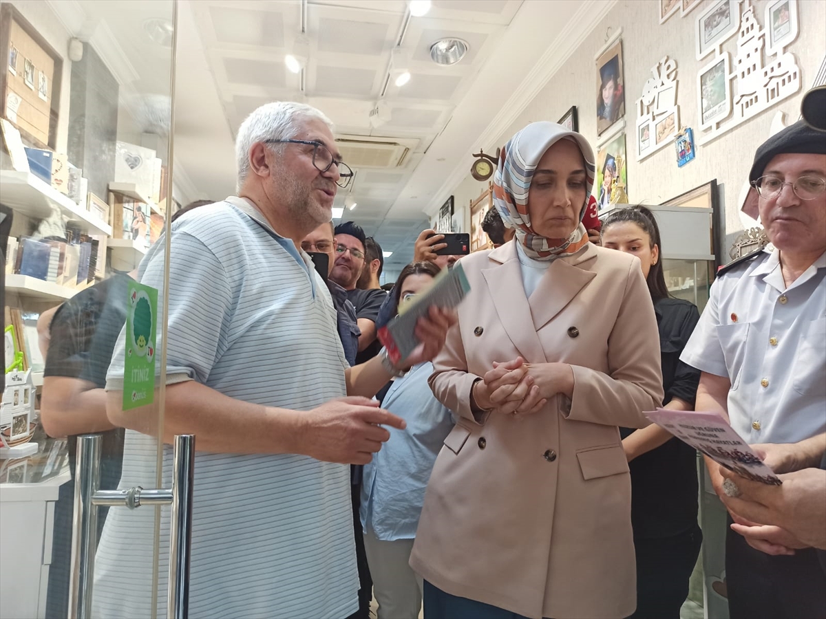 Afyonkarahisar Valisi Kübra Güran Yiğitbaşı, esnafı ziyaret etti
