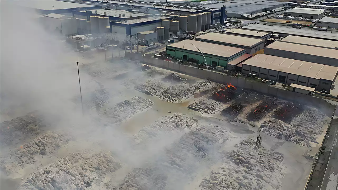 Aydın'da kağıt fabrikasında çıkan yangın 6. gününde kontrol altına alındı