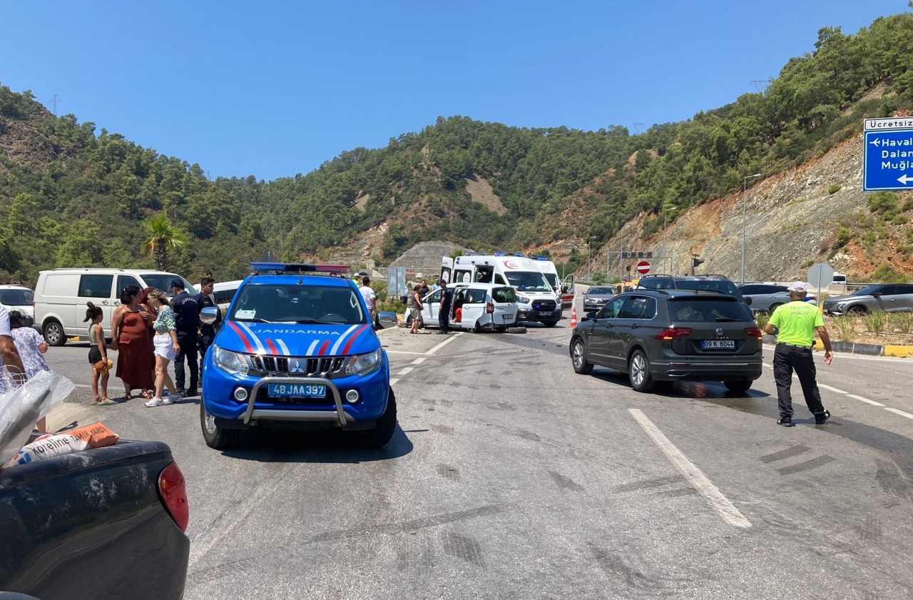 Muğla'da iki otomobilin çarpıştığı kazada 1 çocuk öldü, 10 kişi yaralandı