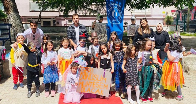 UŞAK ÜNİVERSİTESİ'NİN GENÇ FİKİRLERİNDEN "BİR KUTU DÖNÜŞÜM BİR KUCAK HAYAT PROJESİ"