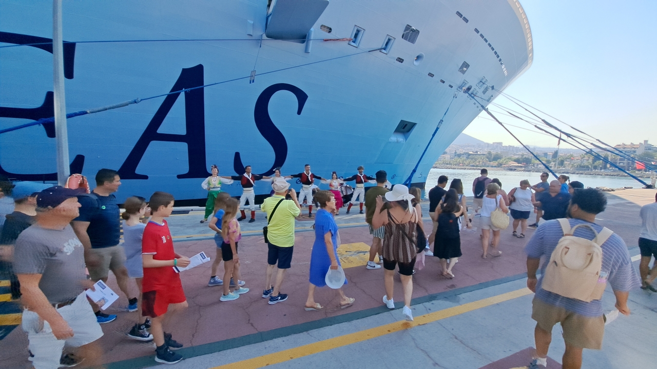 Kuşadası'na 3 kruvaziyerle 8 bin 576 turist geldi