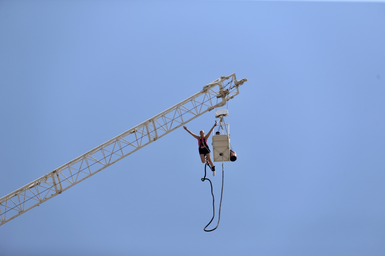 Fethiye'de tatilciler "bungee jumping" ile adrenalin yaşıyor