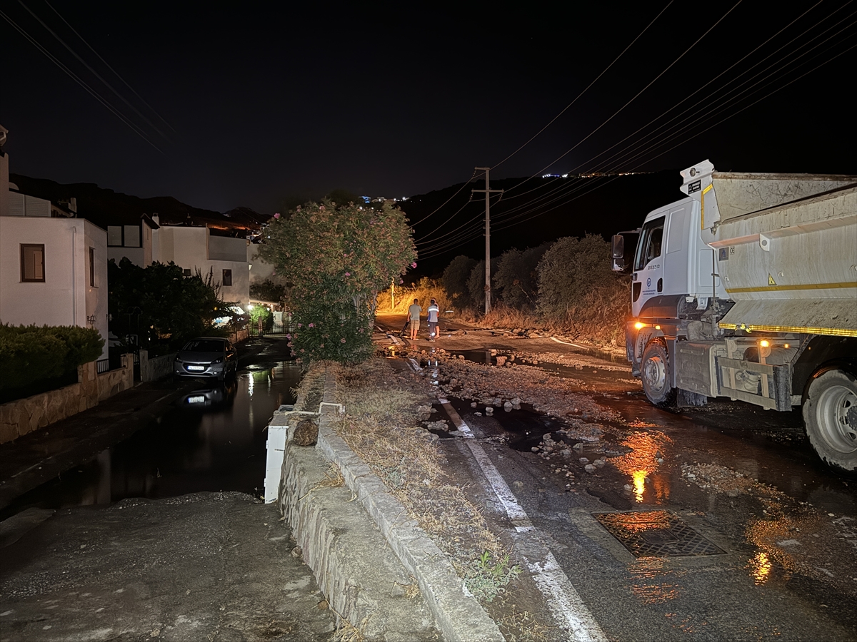 Bodrum'da içme suyu isale hattındaki patlama nedeniyle yol çöktü