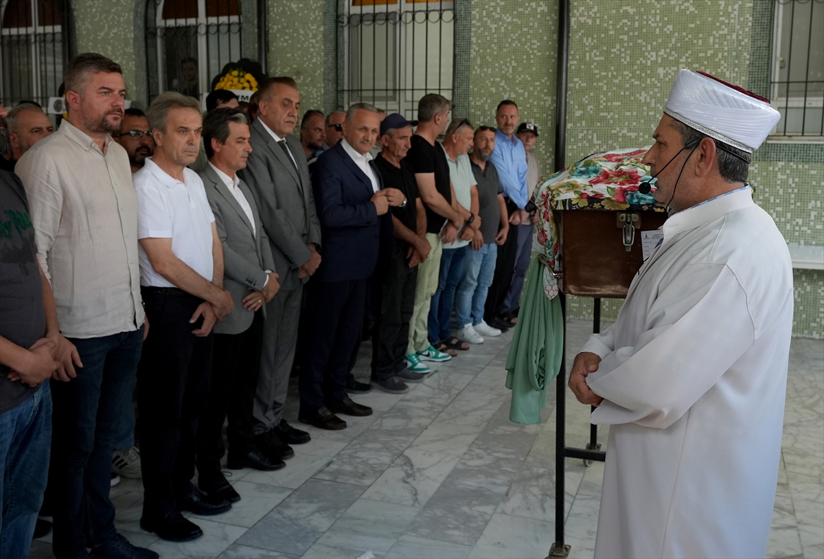 İzmir Çeşme'deki yangında ölen 3 kişi defnedildi