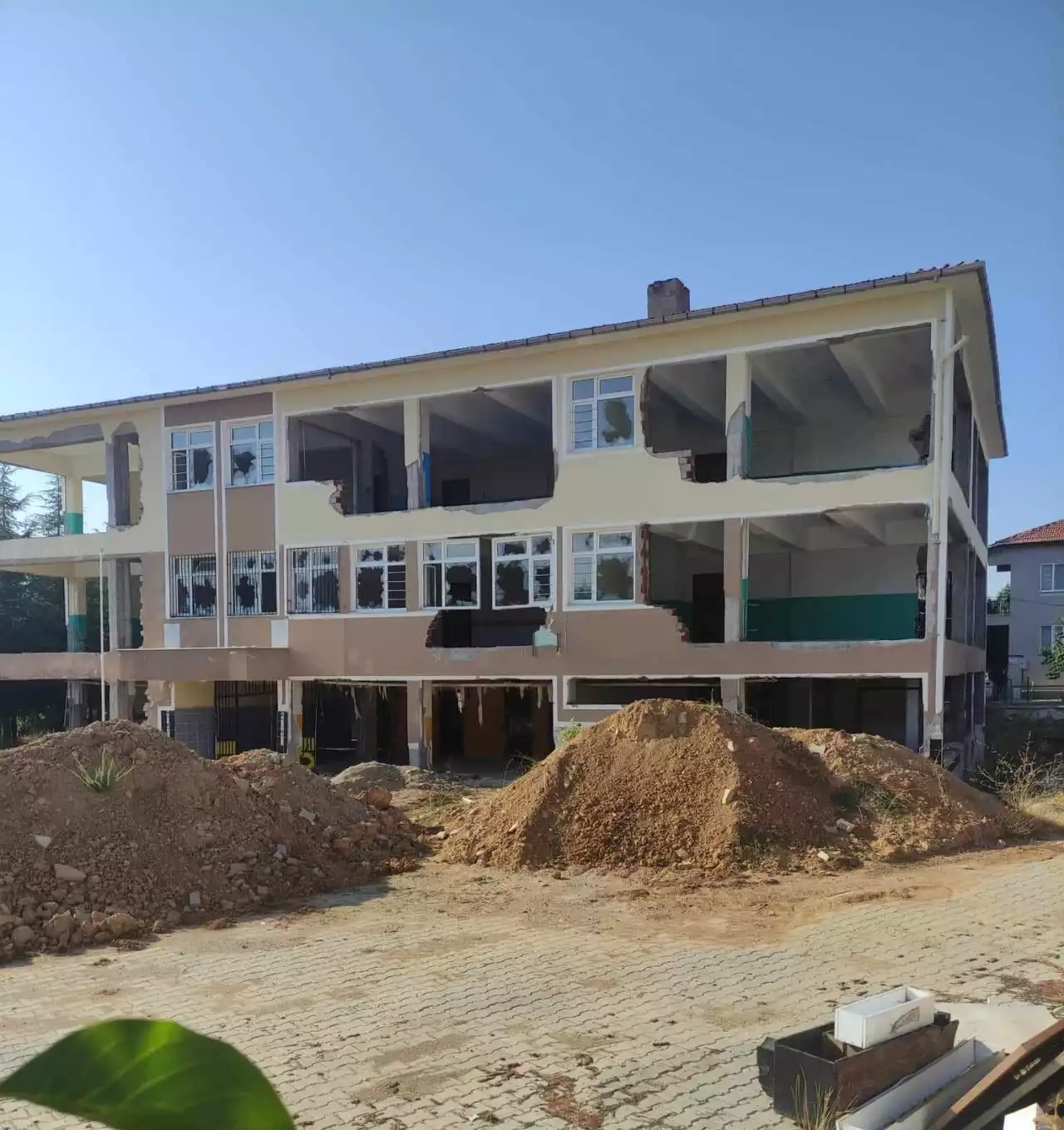Uşak Banaz'da İnşaatı Bitmeyen Okul Mahalleliyi Çileden Çıkardı