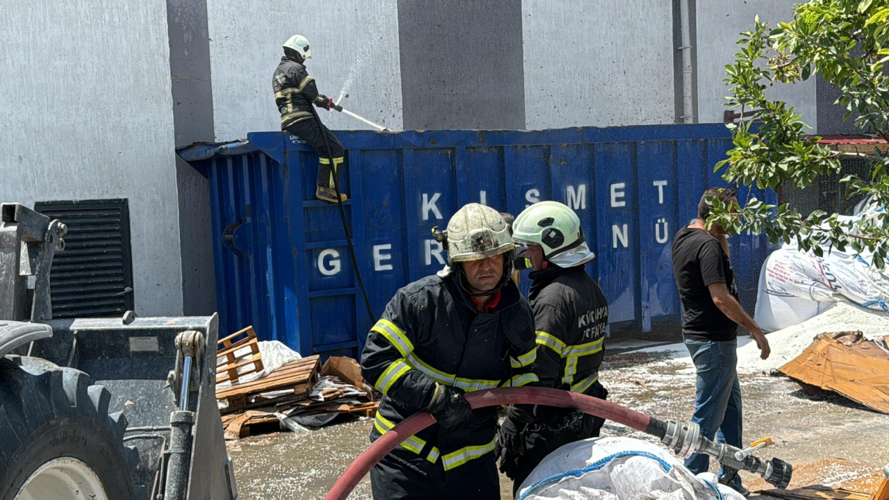 Kütahya'da fabrikada çıkan yangın söndürüldü