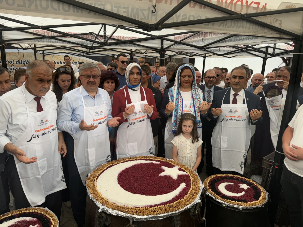 Afyonkarahisar'da 40 hatimle, 40 kazanda pişirilen aşure dağıtıldı