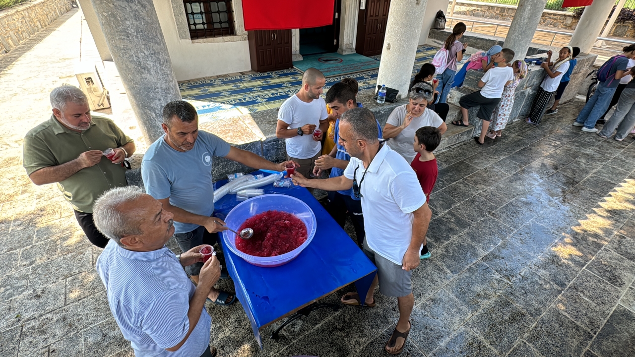 Bodrum'da cami bahçesinde ikram edilen kar şerbeti çocukları serinletti