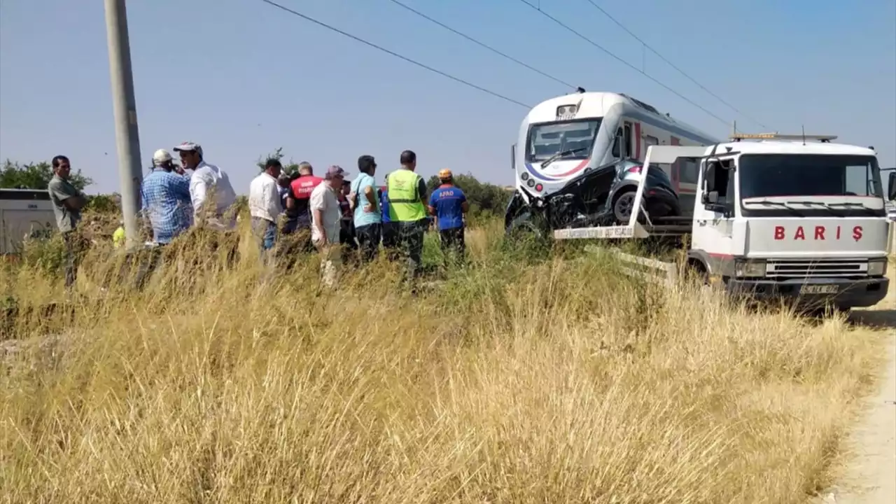 İzmir-Uşak Treni Araca Çarptı: 3 Kişi Öldü!