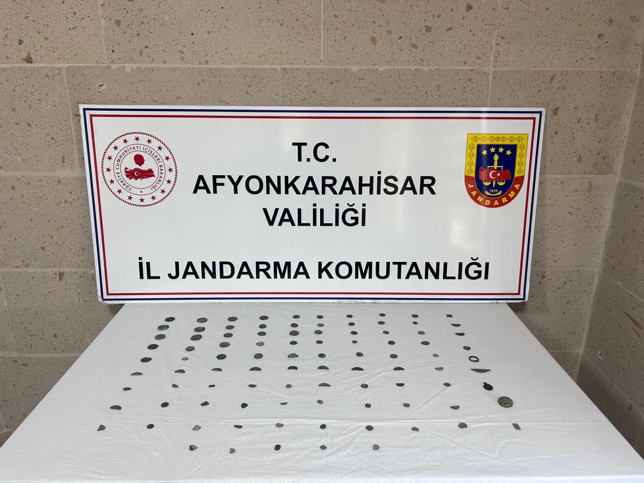 Afyonkarahisar'da otomobilde 95 sikke ele geçirildi