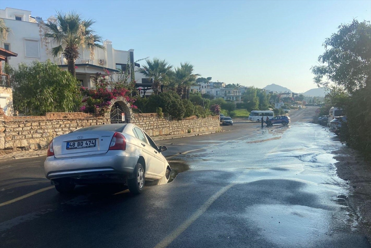 Bodrum'da otomobil yolda oluşan çukura düştü