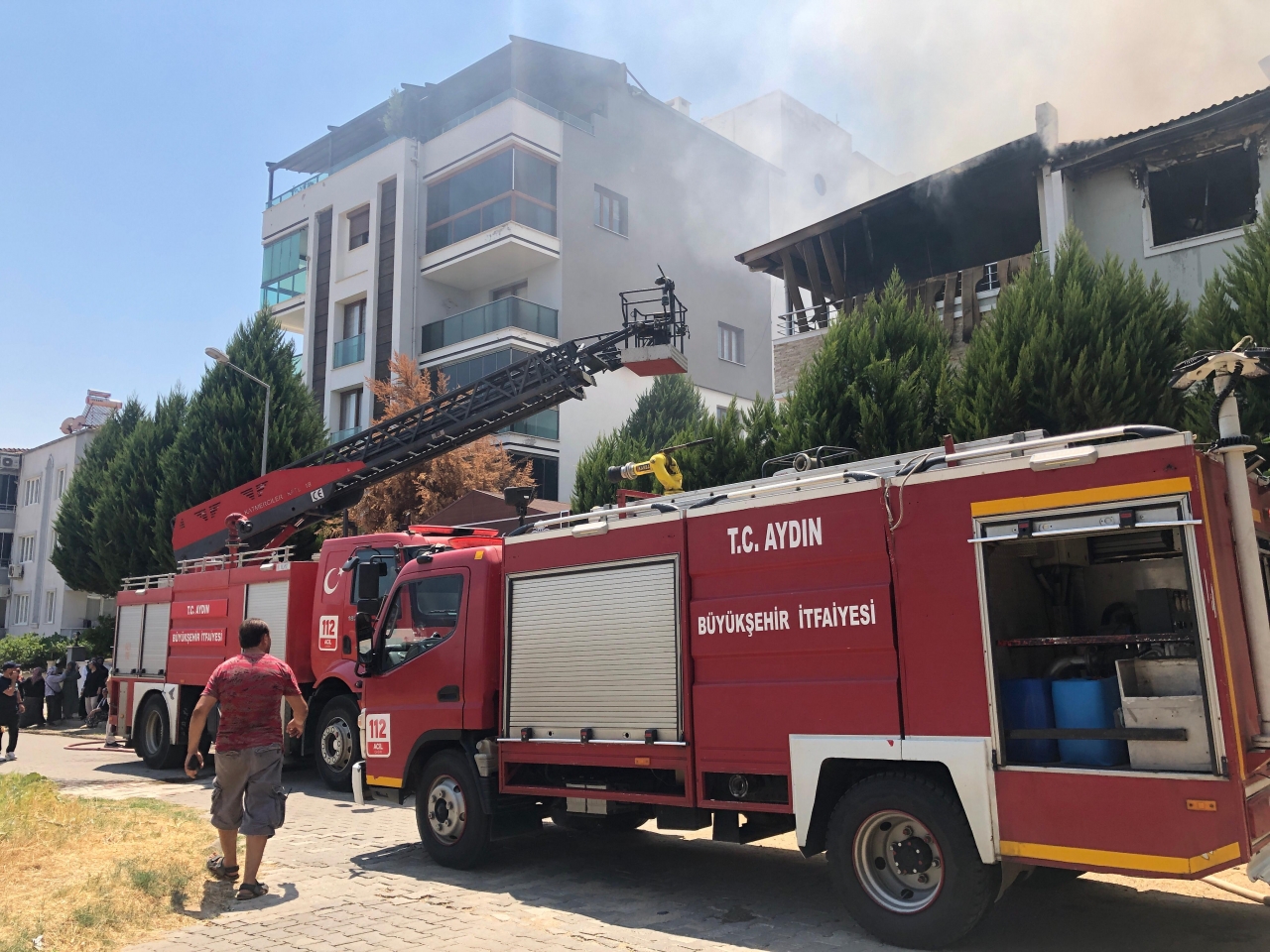 Aydın'da bir evin çatısında meydana gelen yangın söndürüldü