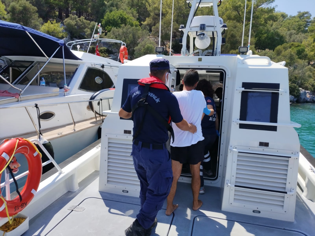 Dalaman civarındaki yatta rahatsızlanan kişiye tıbbi tahliye