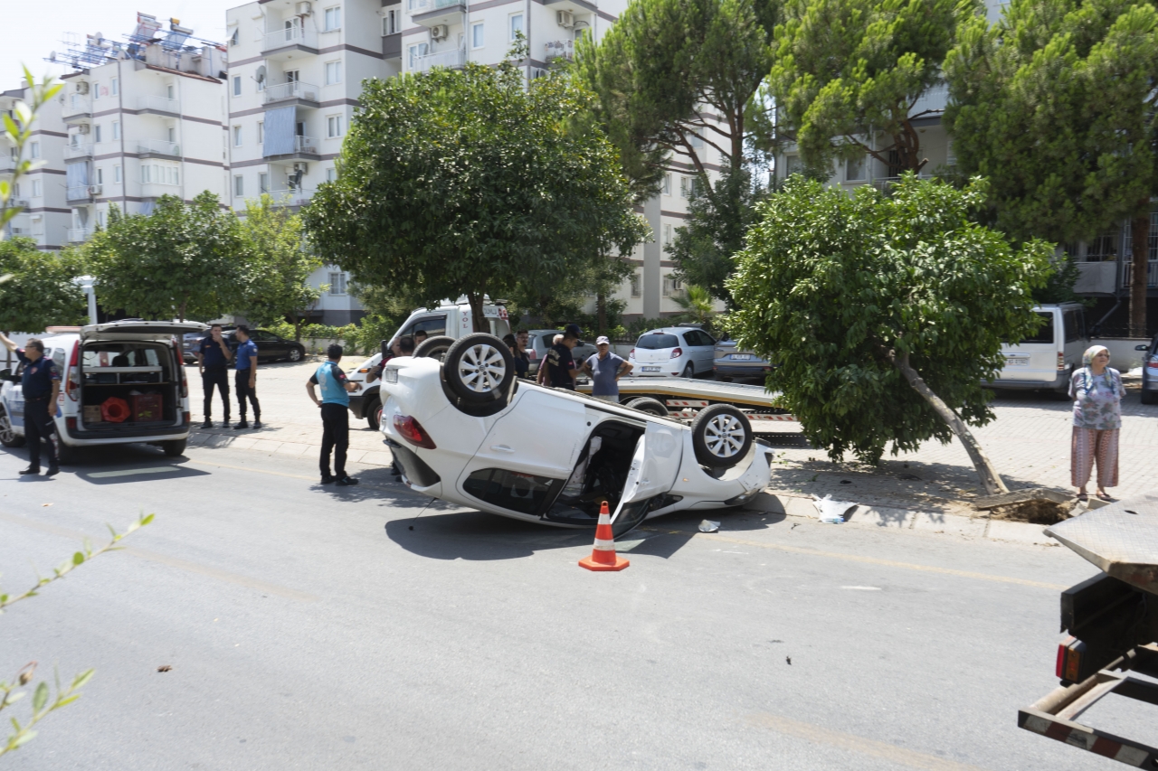 Aydın'da devrilen otomobildeki 2 kişi yaralandı