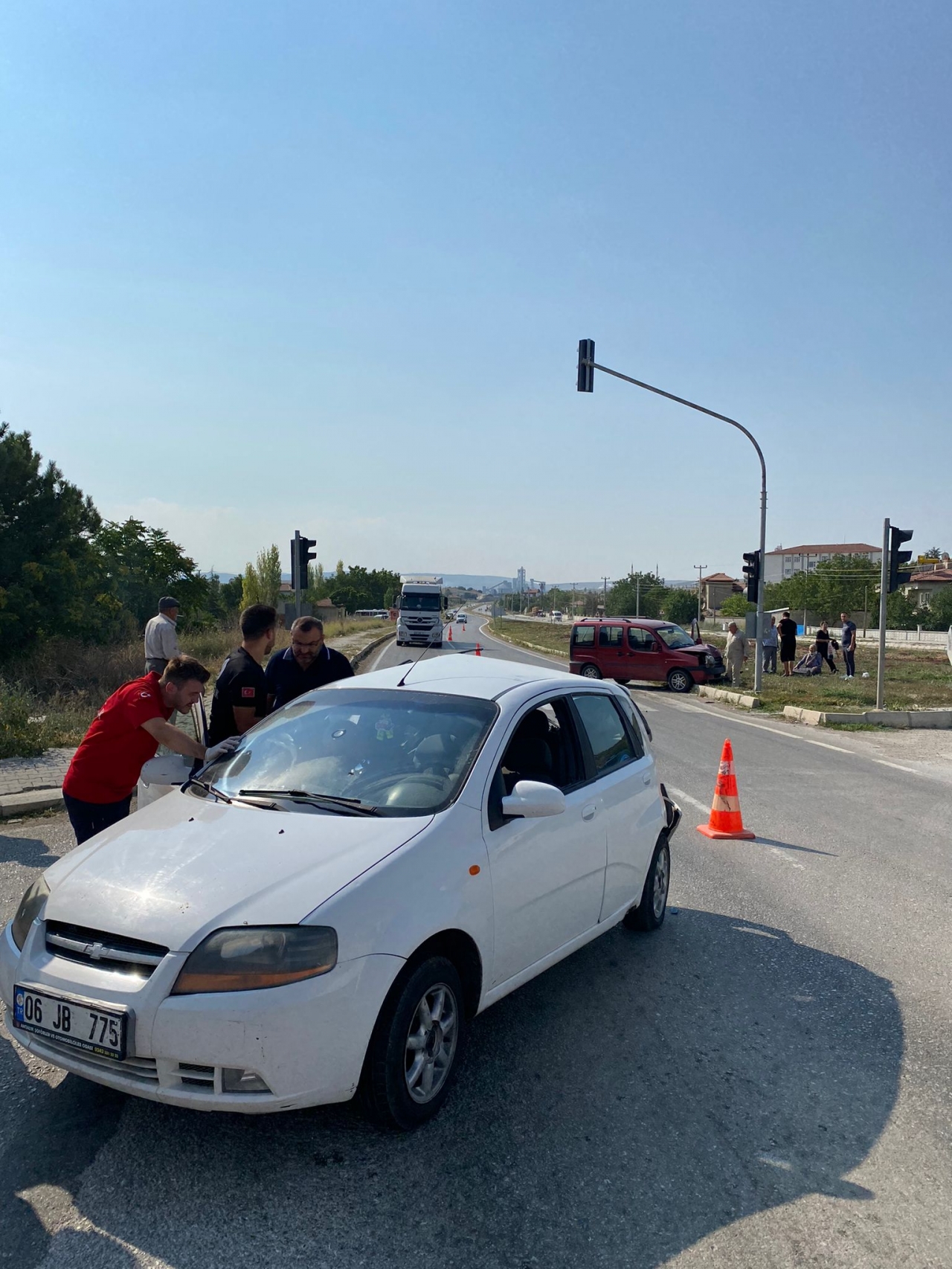 Afyonkarahisar'da hafif ticari araç ile otomobil çarpıştı: 4 yaralı