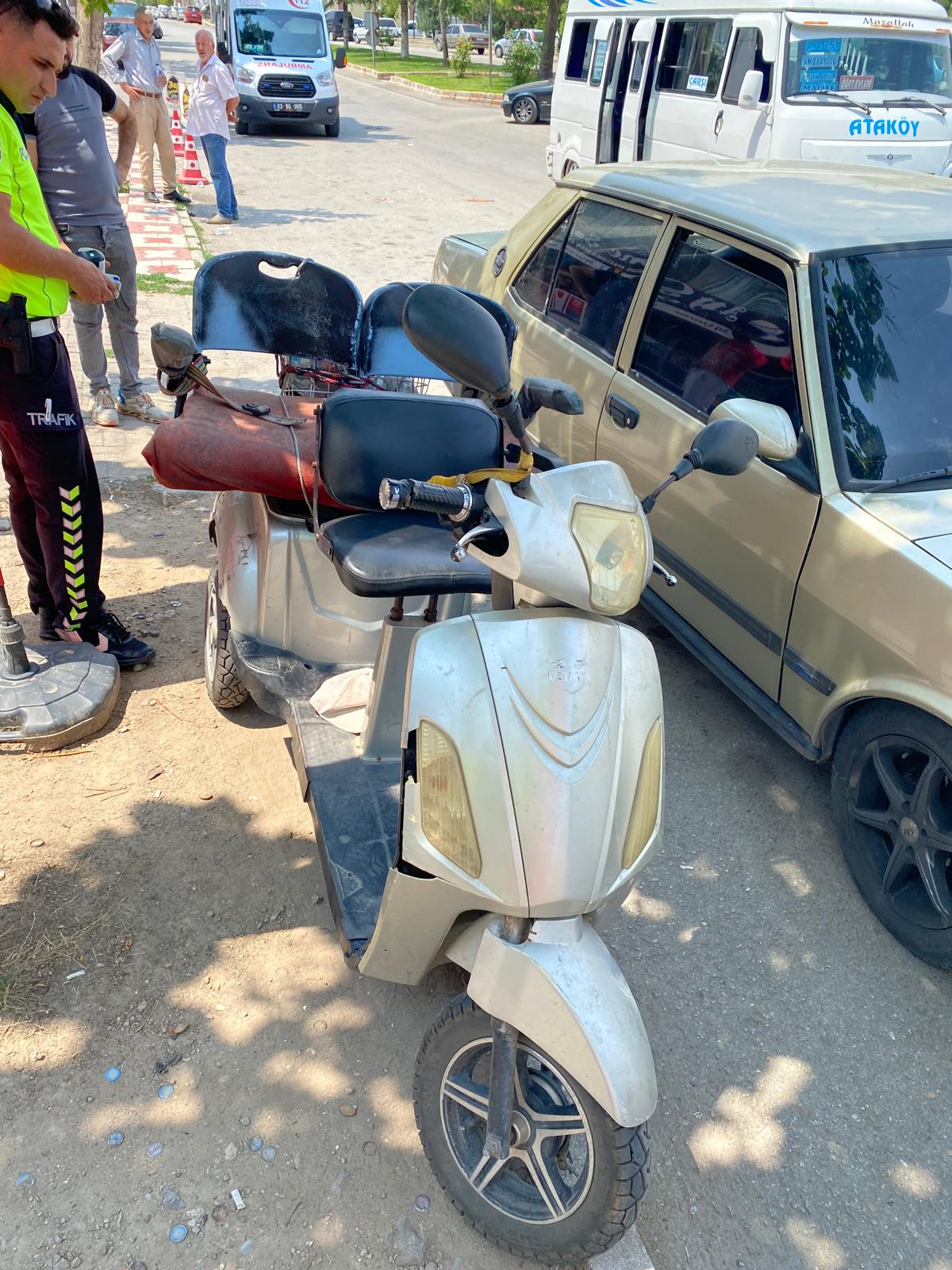 Afyonkarahisar'da minibüsle çarpışan mopetteki 5 kişi yaralandı