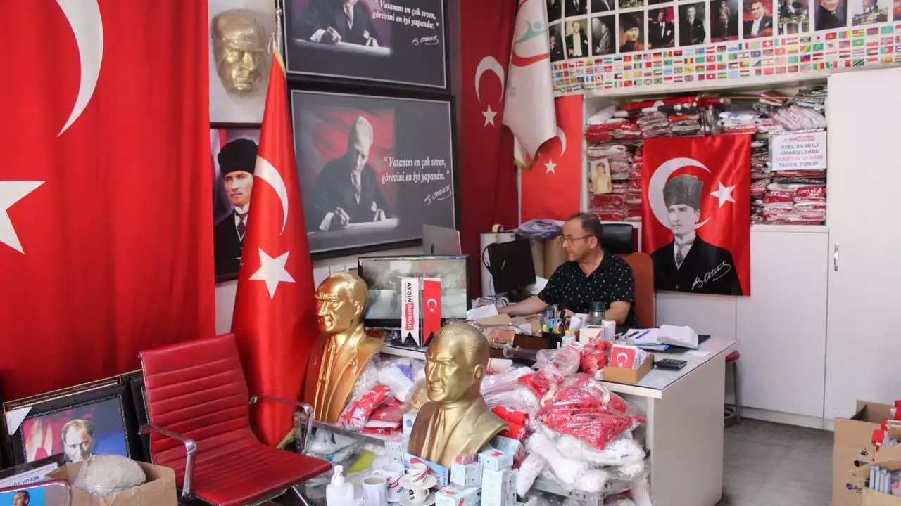 Aydın'da 2 örnek insan kapalı dükkandan aldıkları bayrakların ücretini bıraktı