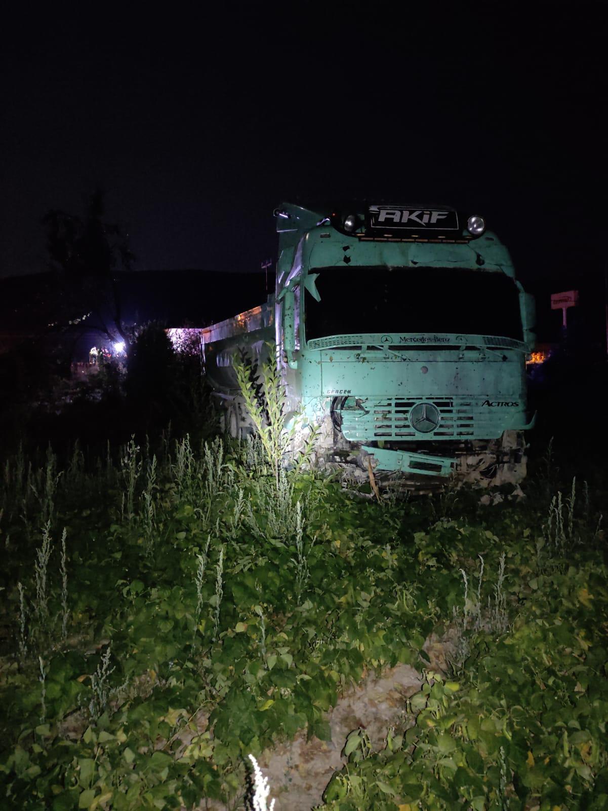 Afyonkarahisar'da tır ile otomobil çarpışması sonucu 1 kişi öldü, 5 kişi yaralandı