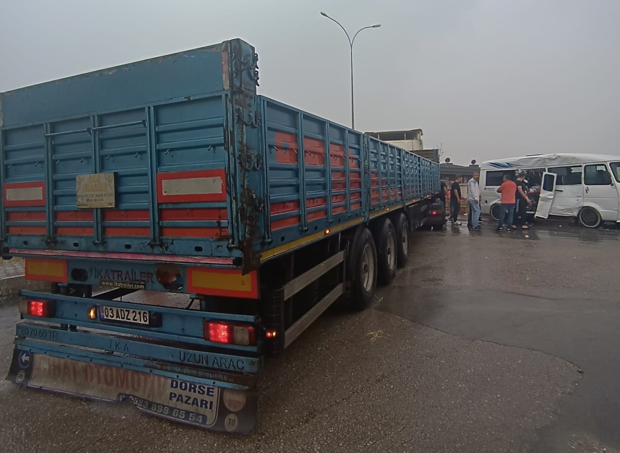 Afyonkarahisar'da tır ile minibüs çarpıştı: 9 kişi yaralı