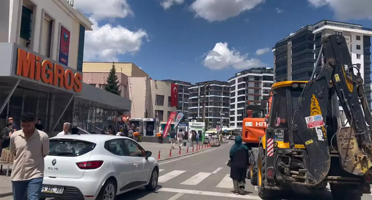 Uşak’ta Karun AVM’ye Belediyenin Kepçeleri Dayandı